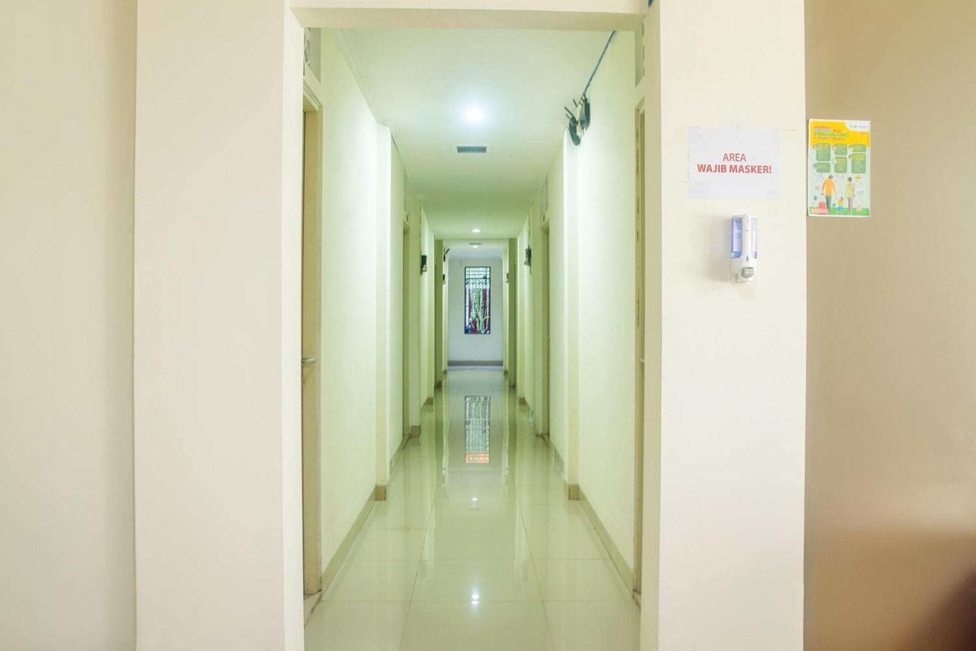 Urbanview Hotel Minongga Pondok Labu By Reddoorz Dżakarta Zewnętrze zdjęcie